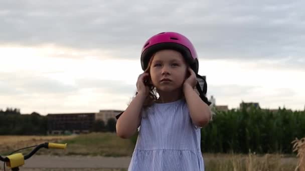 Chica Pone Casco Durante Paseo Bicicleta Campo — Vídeos de Stock