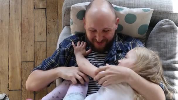 Seorang Pria Bermain Dengan Anak Kecil Sofa — Stok Video