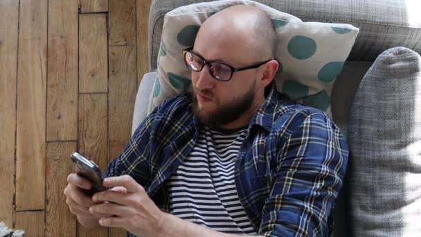 Hombre Escribiendo Mensaje Teléfono Mientras Está Acostado Sofá — Vídeos de Stock