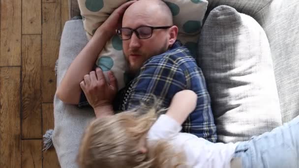 Seorang Pria Bermain Dengan Anak Kecil Sofa — Stok Video