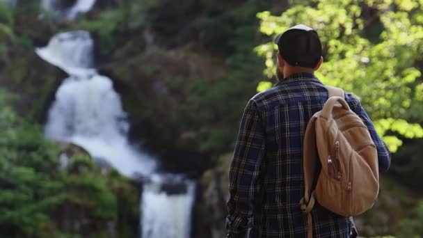 人们在远足时欣赏山景和瀑布 — 图库视频影像