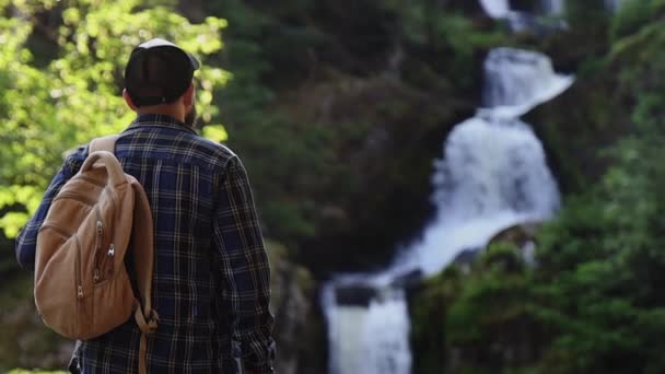 Człowiek Podziwia Górski Krajobraz Wodospad — Wideo stockowe