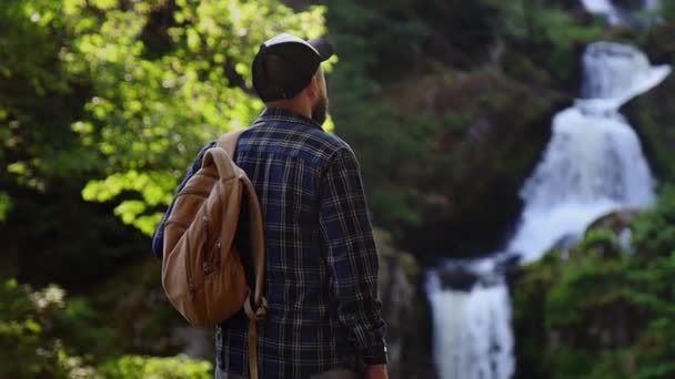 人们欣赏山景和瀑布 — 图库视频影像