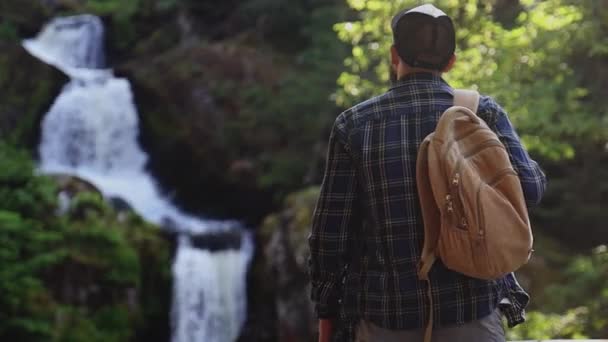 Man Bewondert Een Berglandschap Een Waterval Tijdens Een Wandeling — Stockvideo