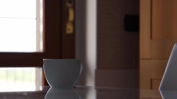 Kız Çaydanlıktan Bardağa Kaynar Döker — Stok video