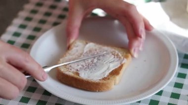 kadın Yayilim tereyağı ekmek üzerine