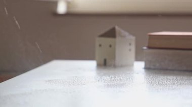 Ofisteki masayı temizleyen adam