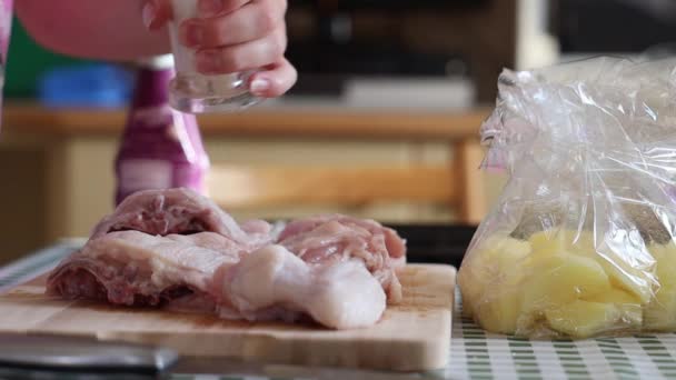 요리를위한 고기를 준비하는 — 비디오