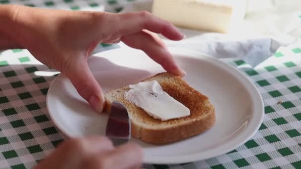 Frau Verteilt Butter Auf Toast — Stockvideo