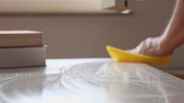 Ofisteki masayı temizleyen adam