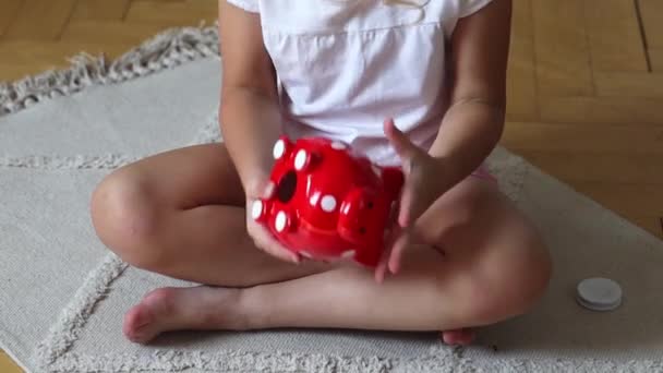 Menina Abre Banco Porquinho Leva Dinheiro — Vídeo de Stock