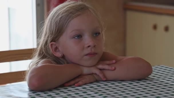 Petite Fille Regardant Télévision Tout Étant Assis Table — Video