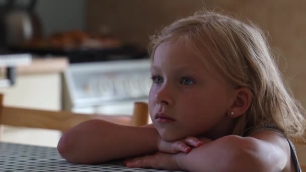 Masada Oturan Küçük Kız — Stok video