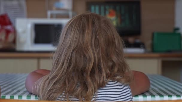 Masada Otururken Televizyon Izleyen Küçük Kız — Stok video