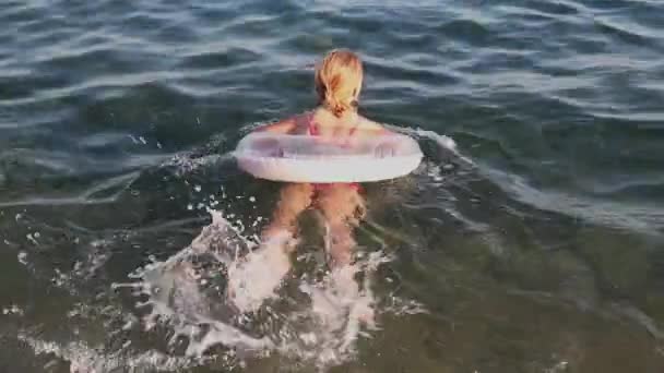 Küçük Kız Denizde Şişme Bir Yüzükle Yüzüyor — Stok video