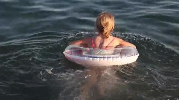 Liten Flicka Simmar Med Uppblåsbar Ring Havet — Stockvideo