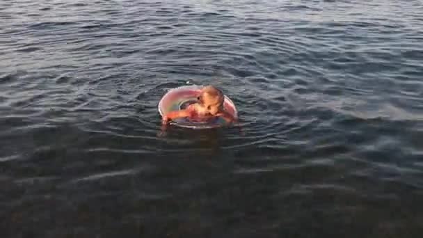 Bambina Nuota Con Anello Gonfiabile Nel Mare — Video Stock