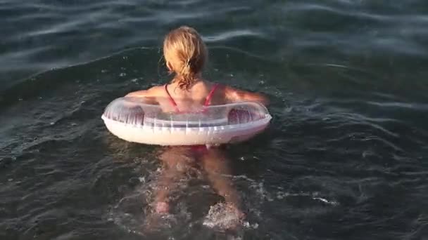 Bambina Nuota Con Anello Gonfiabile Nel Mare — Video Stock