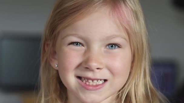 Kind Probeert Zich Ontdoen Van Een Ontbrekende Tand — Stockvideo