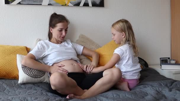 Těhotná Maminka Holčička Dotýkají Maminky Břicho — Stock video