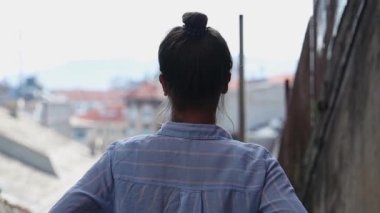 Genç bir kadın bir İtalyan şehrinin güzelliğine hayran.