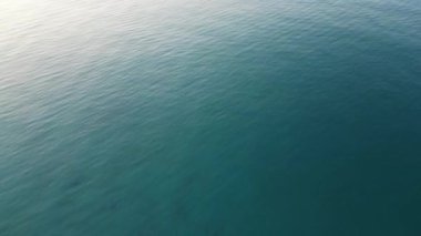 Deniz yüzeyi, bir kuadkopterden ateş ediyor.