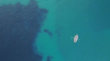 Balıkçılık yaparken denizde balıkçı teknesi, insansız hava aracı manzarası