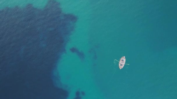 Fischerboot Auf See Beim Angeln Blick Von Der Drohne — Stockvideo