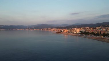 Deniz kıyısında gün batımında İtalyan şehri, insansız hava aracı manzaralı.