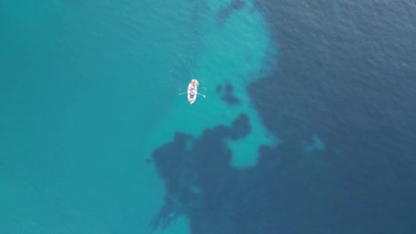 Αλιευτικό Σκάφος Στη Θάλασσα Κατά Την Αλιεία Θέα Από Drone — Αρχείο Βίντεο