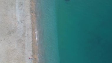 Boş sahil, insansız hava aracı manzarası.