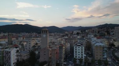 Dağların arasında güzel bir İtalyan şehri. Drone video kaydı