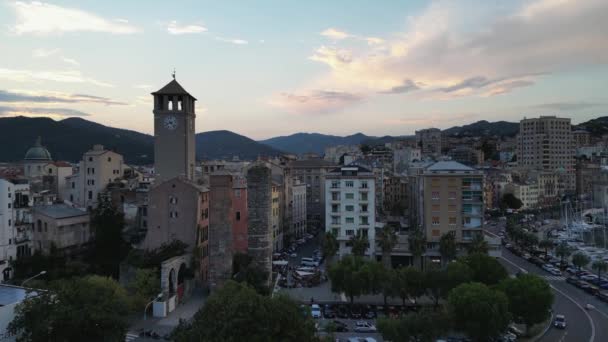 山の中の美しいイタリアの街 ドローンビデオレコーディング — ストック動画