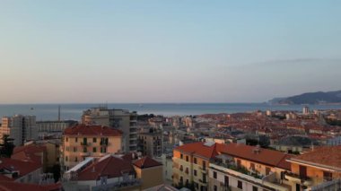 Kıyıdaki güzel İtalyan şehri