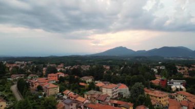Dağların arasında güzel bir İtalyan şehri. Drone video kaydı