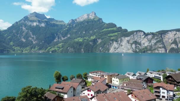 Schweizer Stadt Ufer Eines Bergsees Blick Von Einer Drohne — Stockvideo