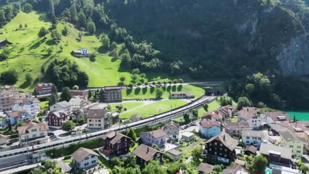 Ελβετική Πόλη Στην Ακτή Μιας Λίμνης Βουνού Θέα Από Ένα — Αρχείο Βίντεο