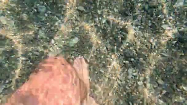 Человек Входит Море Вид Первого Лица — стоковое видео
