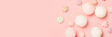 Pastel pembe arka planda tatlılar. Şekerlemenin bileşimi. Düz yerde, üst tarafta. Pankart.