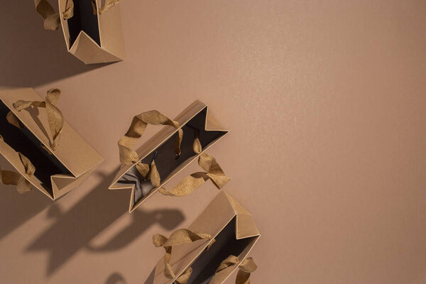 Много сувенирных сумок на коричневом фоне. Вид сверху, плоский.