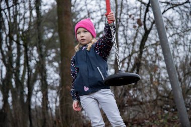 Çocuk parkta bir çekiciliğe sahip..