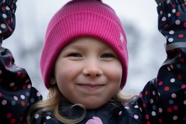 Yağmurlu bir sonbahar gününde bir çocuğun portresi.