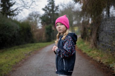 Çocuk eski bir parkta yürüyor..