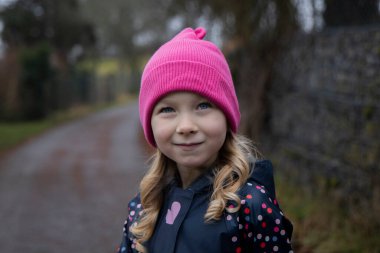 Çocuk eski bir parkta yürüyor..