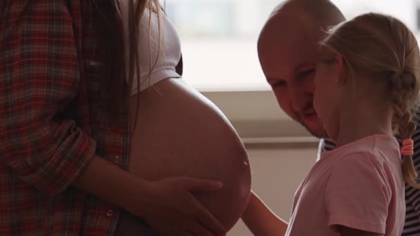Papá Mamá Hija Embarazadas Familia Feliz — Vídeo de stock