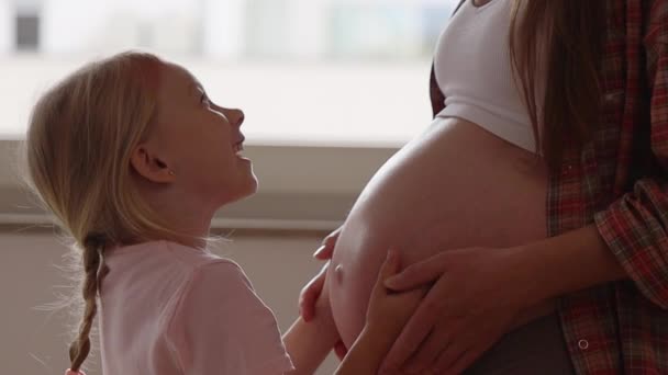 Peuter Meisje Knuffels Zwanger Moeder — Stockvideo
