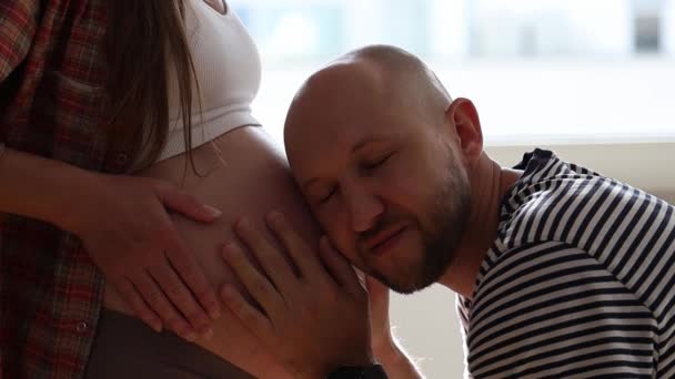 Ein Mann Umarmt Eine Schwangere Frau Warten Auf Ein Baby — Stockvideo