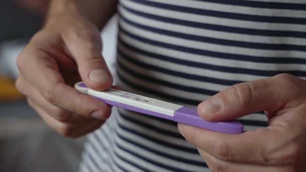Άντρας Που Κρατά Ένα Θετικό Τεστ Εγκυμοσύνης Στα Χέρια Του — Αρχείο Βίντεο