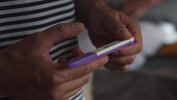 手里拿着妊娠期测试呈阳性的男人 — 图库视频影像