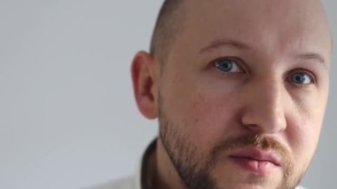 Adam aynaya bakar ve bir şapka takar.